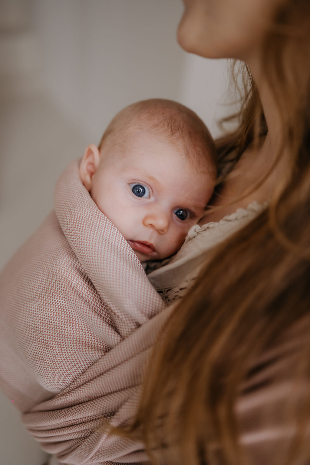 Detail geweven draagdoek baby