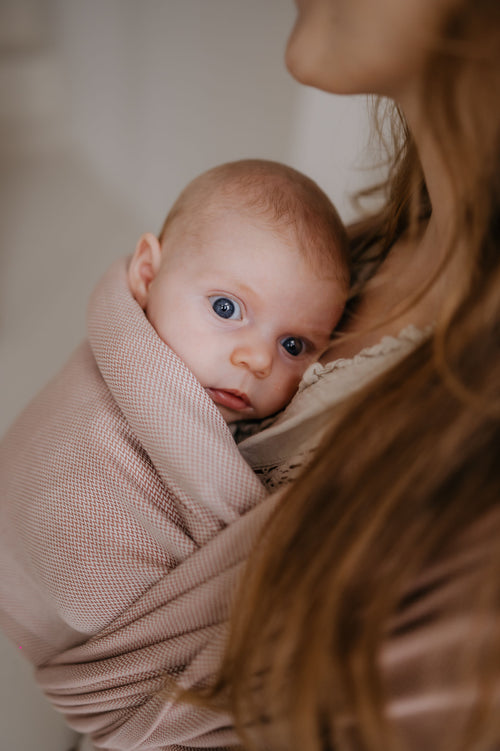 Detail geweven draagdoek baby