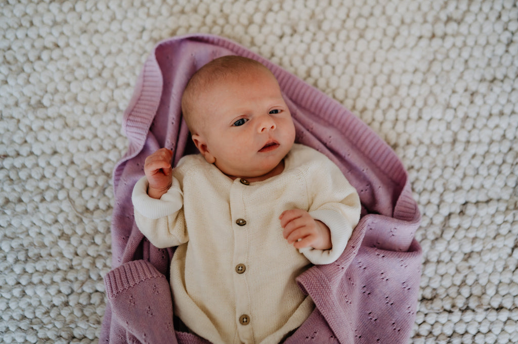 Rosa - Gestrickte Wiegen- und Wickeldecke aus Merinowolle 80x100 cm - Pure Baby Love