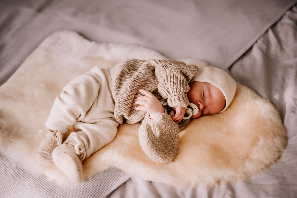 Baby op schapenvacht